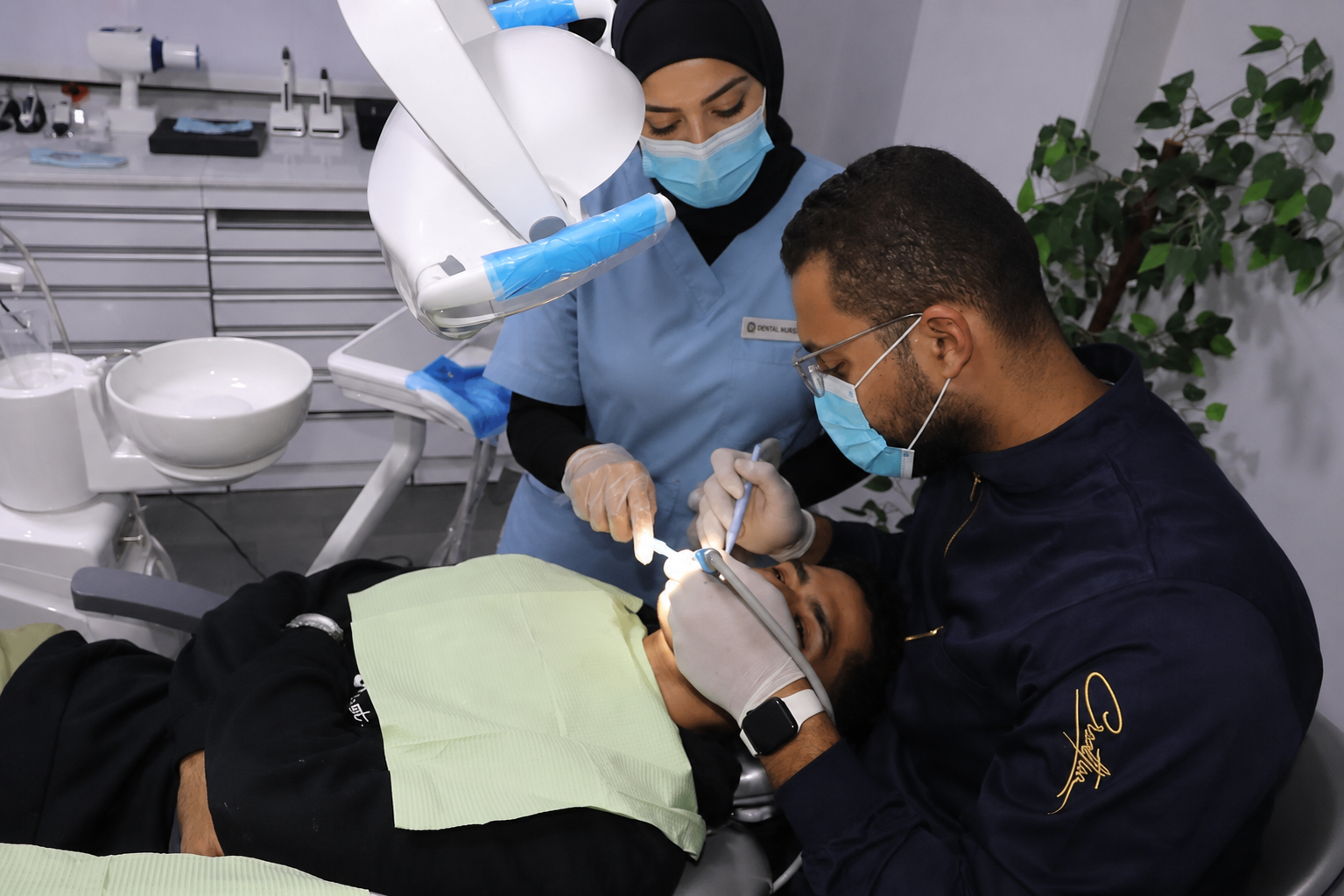 د. زياد نبيل وفريقه في عيادة برايت بايت