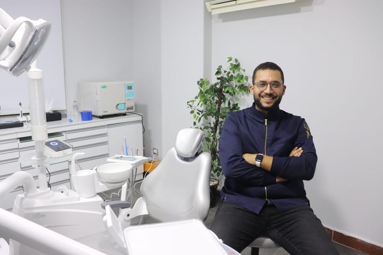 د. زياد نبيل داخل العيادة